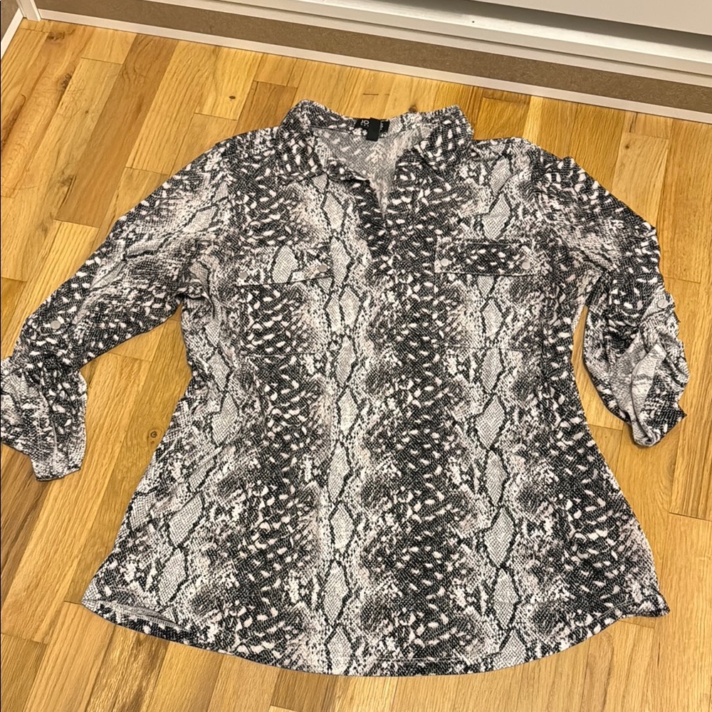 Jones New York Black and Gray Snake Print Blouse